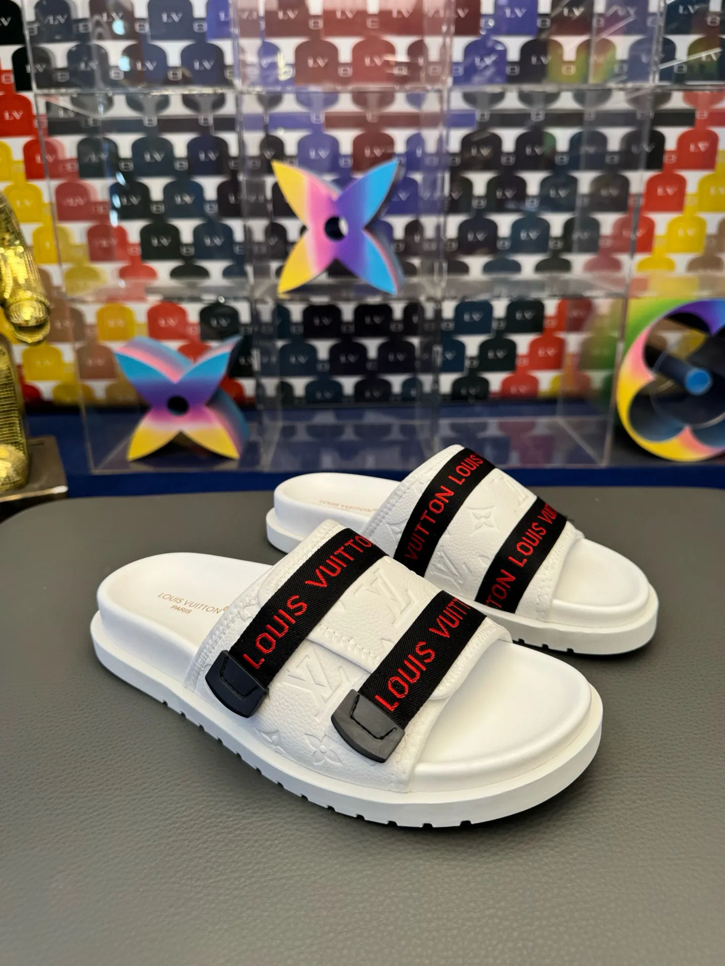 [L Home] P: 340💰Size: 38-45 Top purchasing lv men's summer slippers, classic presbyopia with soft real leather lining, unique color splicing effect, distinctive personality, fashionable and trendy essential style, light and comfortable. Lightweight and tough rubber insole, micro ridged foam outsole, super comfortable!